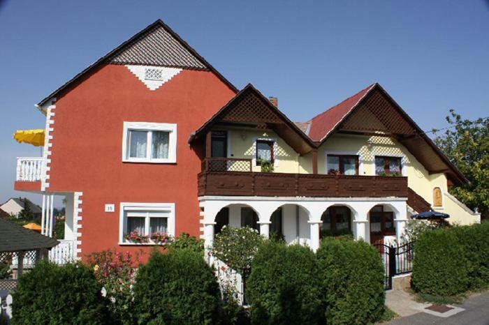 Апартаменты Papp Apartmanhaz Вонярцвашхедь Экстерьер фото
